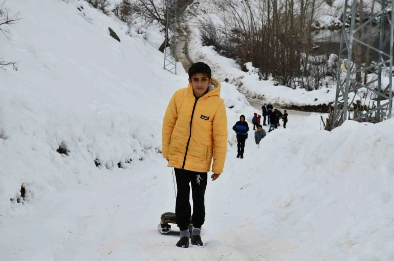 Çocukların kızaklarla kar keyfi 