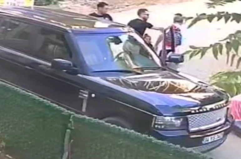 Çocuklarını okula götüren babaya tokat attı