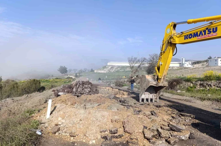 Çöken Selendi-Kula eski yolunda çalışmalar devam ediyor 