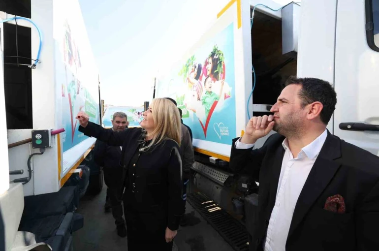 Çöp kamyonlarından çiçek kokuları yayılıyor 