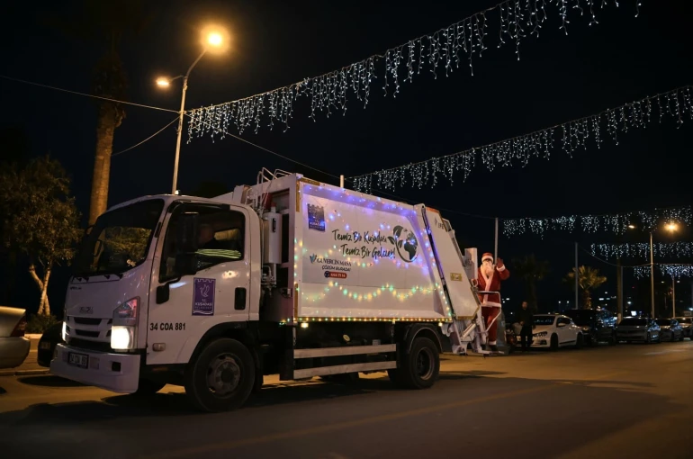 Çöp kamyonlarını ışıklarla süsleyen Kuşadası Belediyesi, yeni yılda çevre temizliğine dikkat çekti 