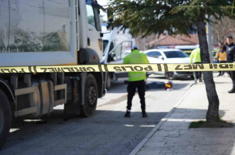 Çöp kamyonunun çarptığı yaşlı kadın hayatını kaybetti 