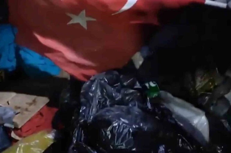 Çöp karıştırırken bulduğu bayrağı bakın ne yaptı 