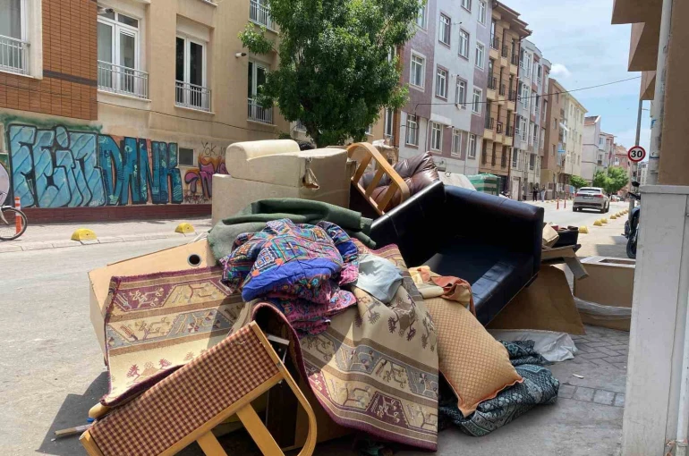 Çöp kenarına bırakılan hurda eşyalar ulaşımı aksatıyor