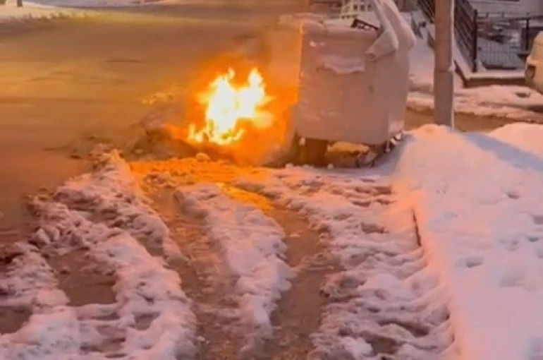 Çöp konteynırı yanına bırakılan eşyalar alev aldı 