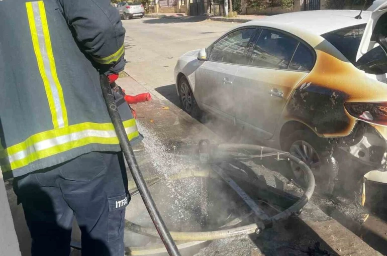 Çöpe atılan yanıcı madde otomobili yaktı 