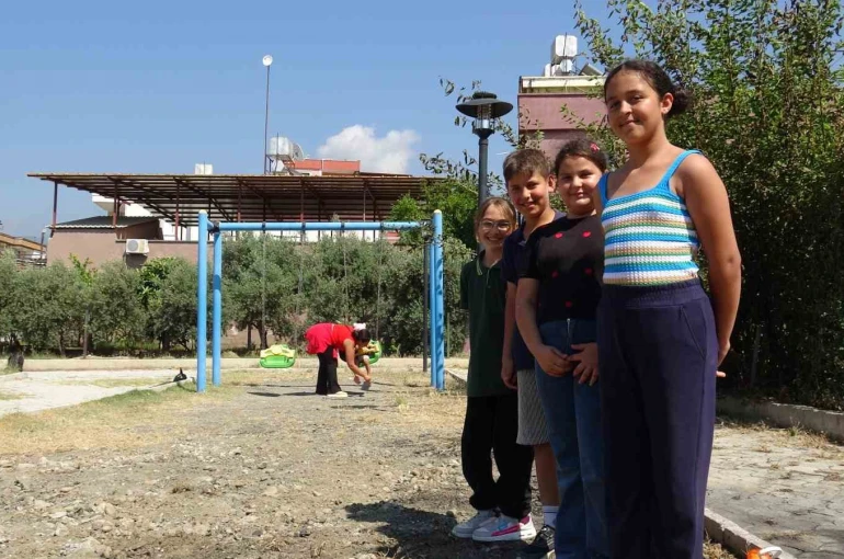 Çöpleri yakmak isterken oyun parkını yaktı 
