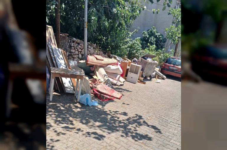 Çöpün kenarına ne buldularsa bıraktılar, mahalle sakinlerine muhtar isyan etti