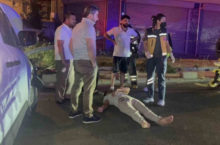 Çorlu’da aydınlatma direğine çarpan araç hurdaya döndü 