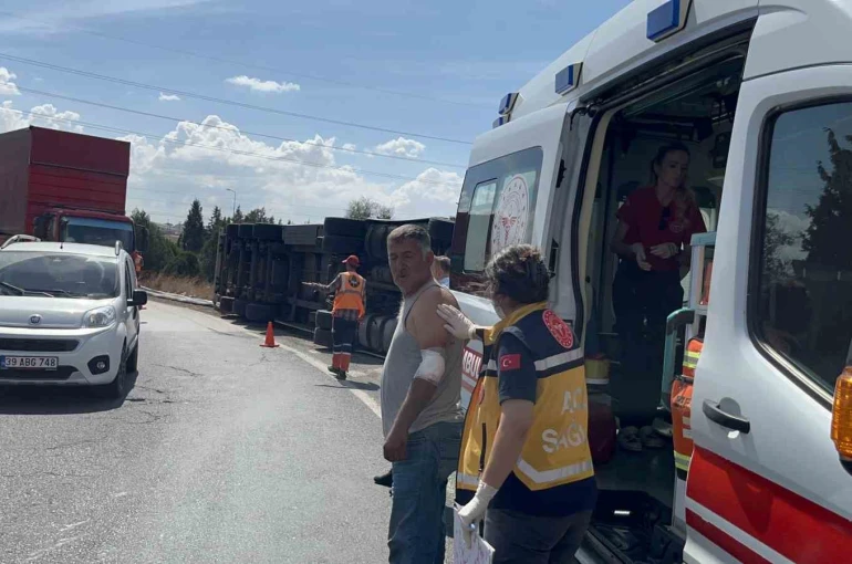 Çorlu’da virajı alamayan tır devrildi