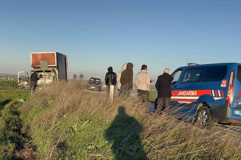 Çorlu’da yanan kamyonet demir yığınına döndü 