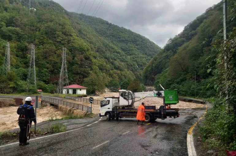 Çoruh EDAŞ, sel felaketinin ardından onarım için sahada 