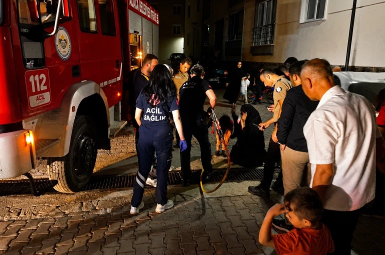 Çorum’da ayağı mazgala sıkışan çocuğu itfaiye kurtardı