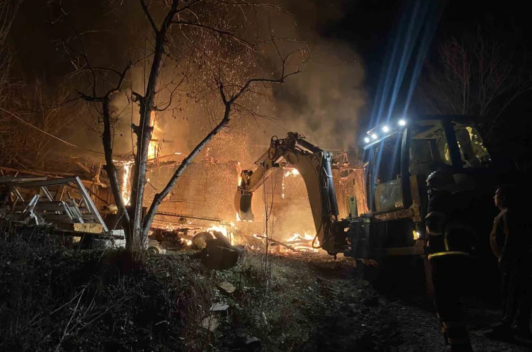 Çorum’da çıkan yangın ev ve depoyu kullanılamaz hale getirdi 