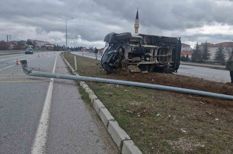 Çorum’da devrilen kamyonetteki 3 kişi küçük sıyrıklarla kurtuldu 