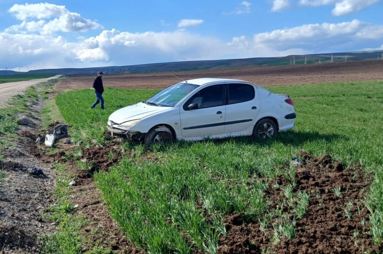 Çorum’da devrilen otomobilin sürücüsü yaralandı 