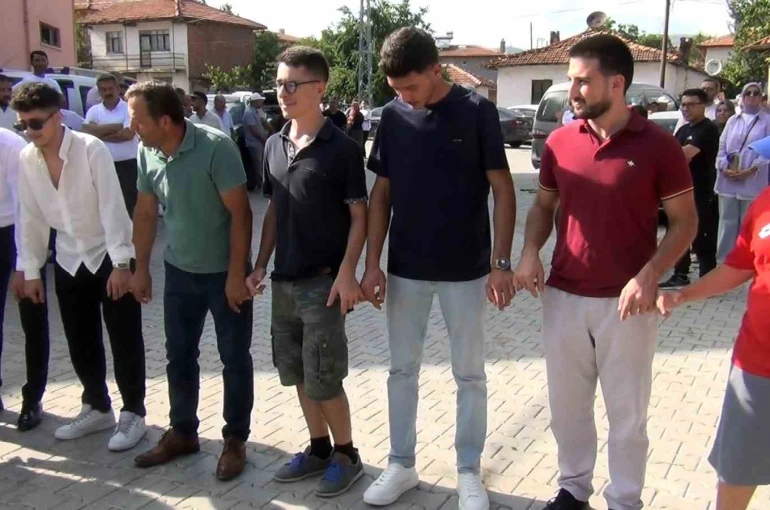 Çorum’da düğüne İtalyan damgası: İki İtalyan halay çekip çiftetelli oynadılar 