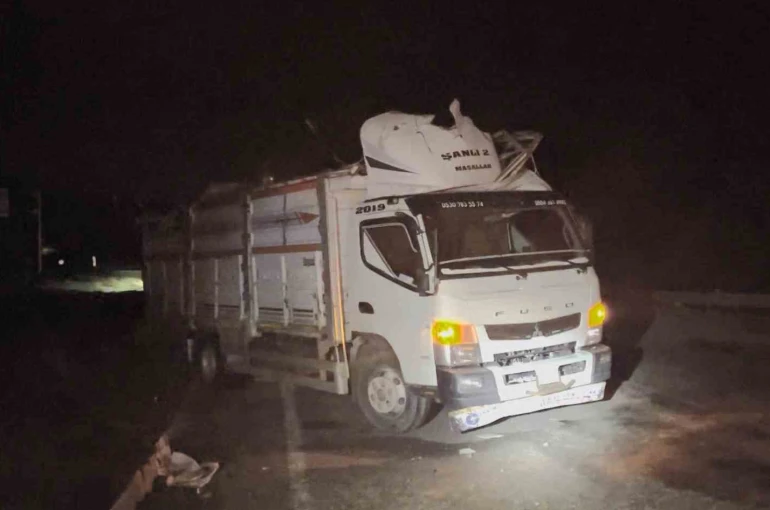 Çorum’da hafif ticari araç kamyona çarptı: 3 yaralı 