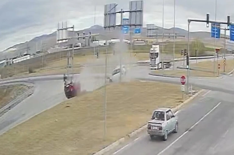 Çorum’da iki araç çarpıştı: 3 yaralı