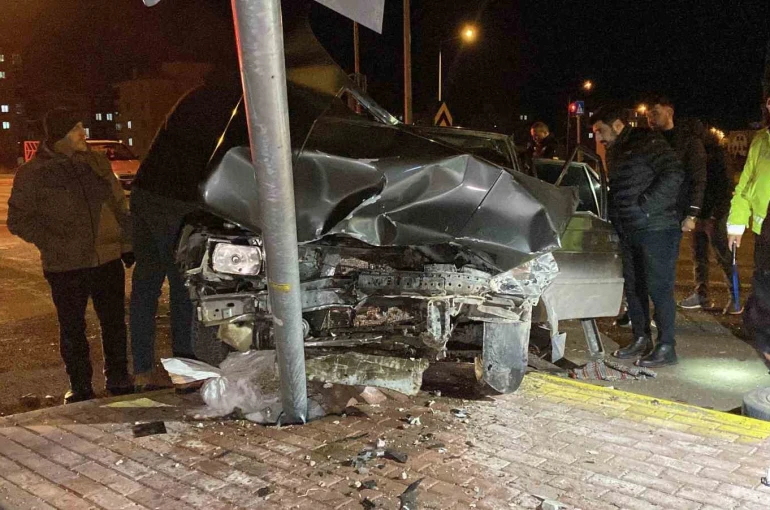 Çorum’da iki otomobil çarpıştı: 4 yaralı 