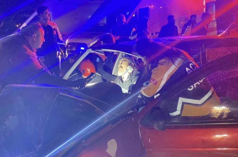 Çorum’da iki otomobil çarpıştı: 8 yaralı