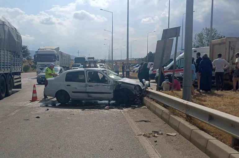 Çorum’da kamyon ile otomobil çarpıştı: 4 yaralı