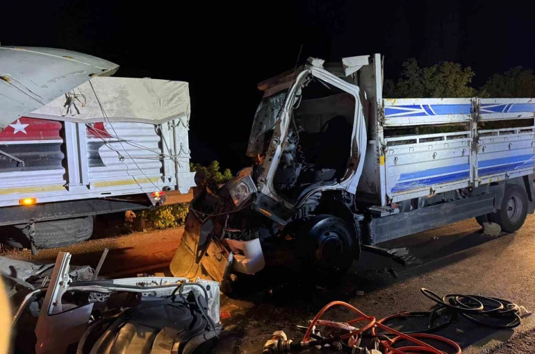Çorum’da kamyon tıra çarptı: Araçta sıkışan sürücü ağır yaralandı