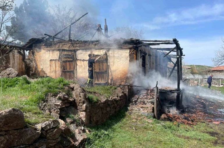 Çorum’da metruk ev yangını 