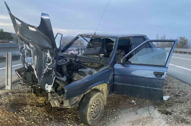 Çorum’da otomobil bariyere çarptı: 2 yaralı 