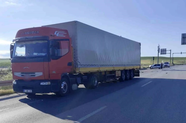Çorum’da otomobil ile tır kavşakta çarpıştı: 4 yaralı 