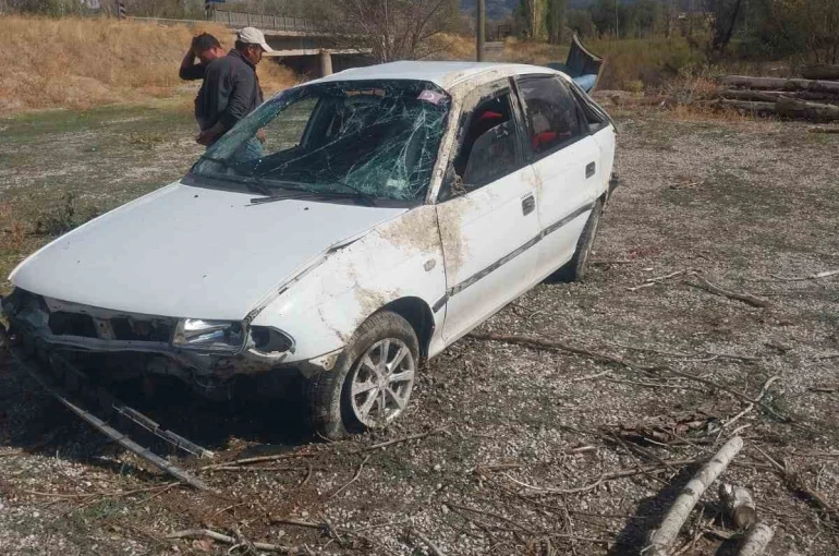 Çorum’da otomobil köprüden tarlaya uçtu:1’i ağır 2 yaralı