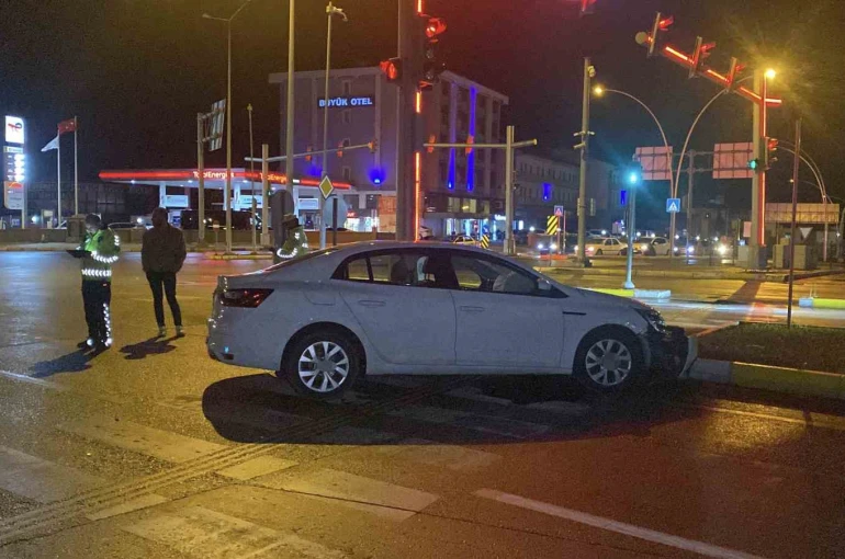 Çorum’da otomobil refüje çarptı: 1 yaralı