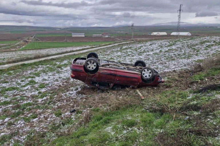 Çorum’da otomobil şarampole yuvarlandı: 3 yaralı 