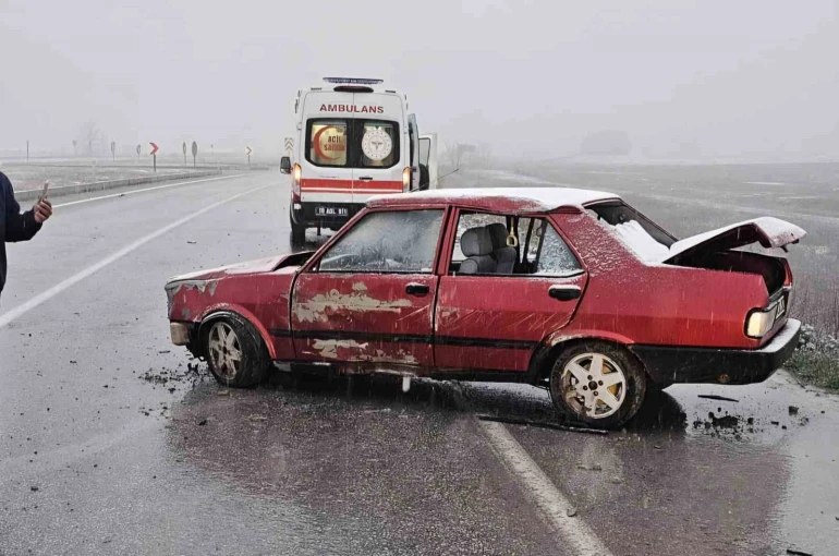 Çorum’da otomobil tabelaya çarptı: 1 yaralı