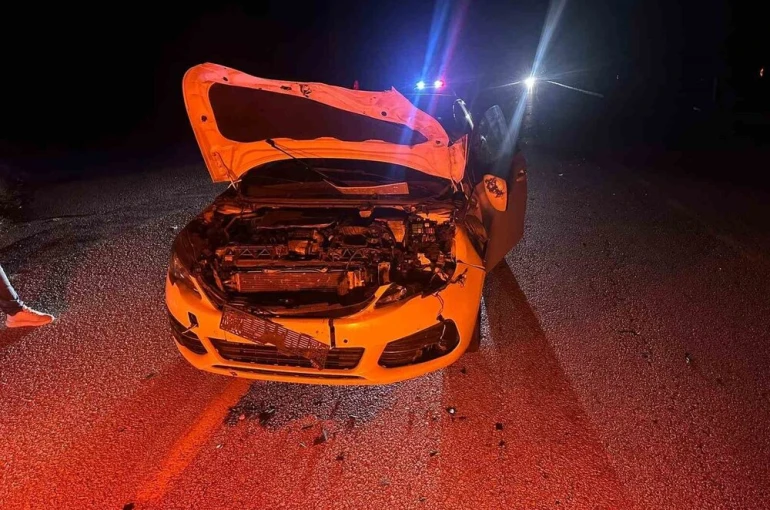 Çorum’da otomobil yola çıkan danaya çarptı: 2 yaralı