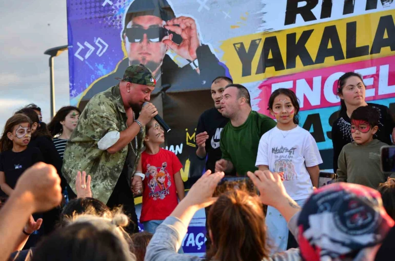 Çorum’da rap konserinde özel bireyler doyasıya eğlendi