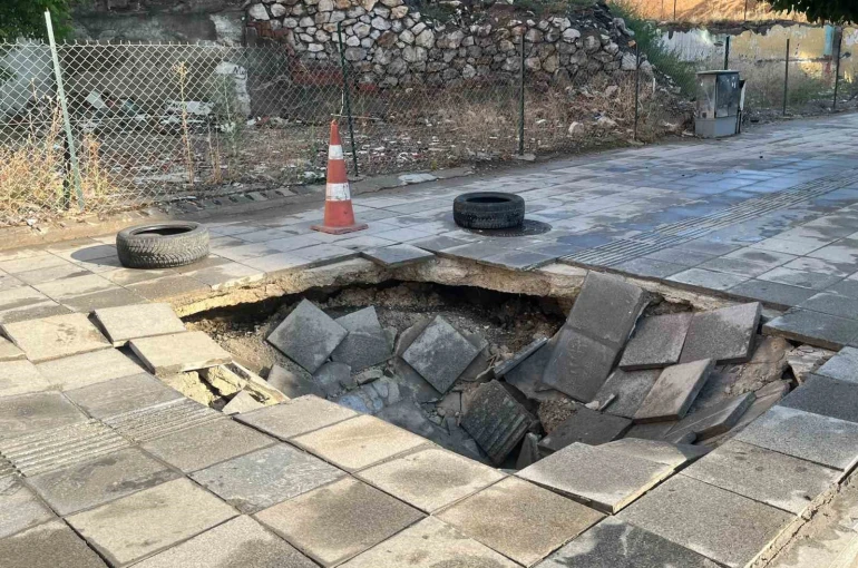 Çorum’da sağanak yağış sonrası kaldırım çöktü 