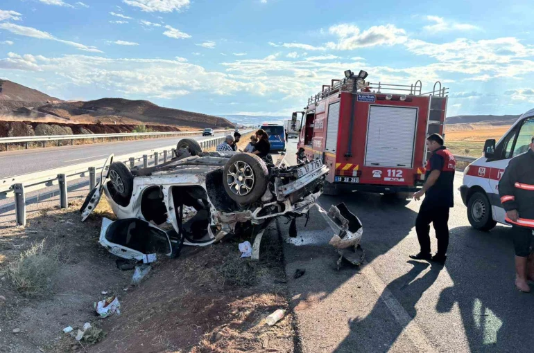 Çorum’da takla atan otomobil hurdaya döndü: 3 yaralı 