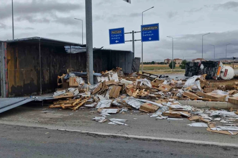 Çorum’da tır ile tankerin çarpıştı:2 yaralı 