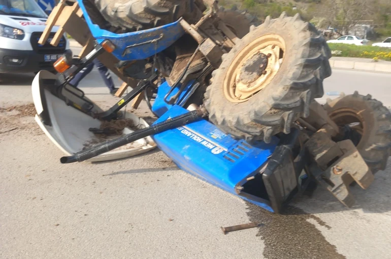 Çorum’da traktör ile ambulans çarpıştı: 1 yaralı 