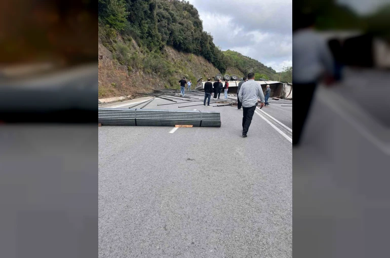 Çubuk demir yüklü tır devrildi, OSB yolu trafiğe kapandı 