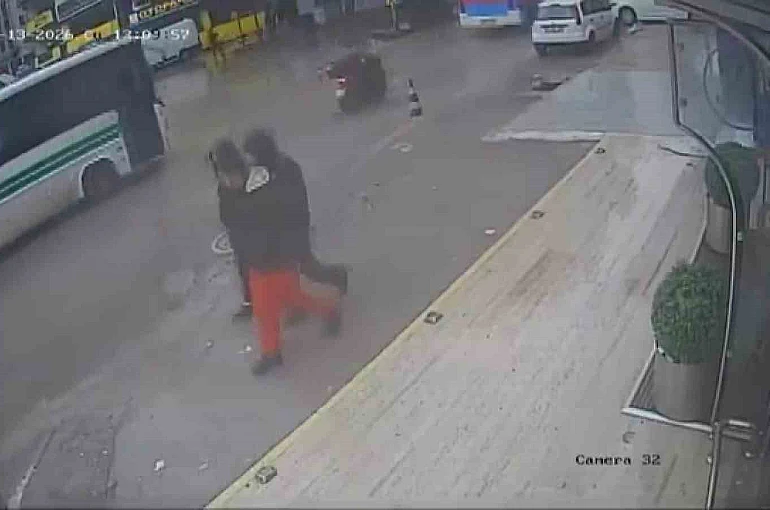 Çukura düşen motosikletli, otobüsün altında kalmaktan son anda kurtuldu