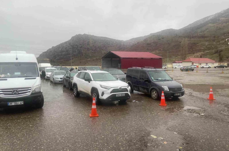 Çukurca Üzümlü Sınır Kapısı’nda sistem arızası 