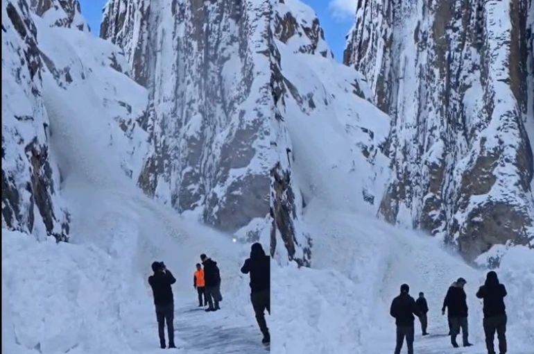 Çukurca yolunda inen çığ görüntülendi