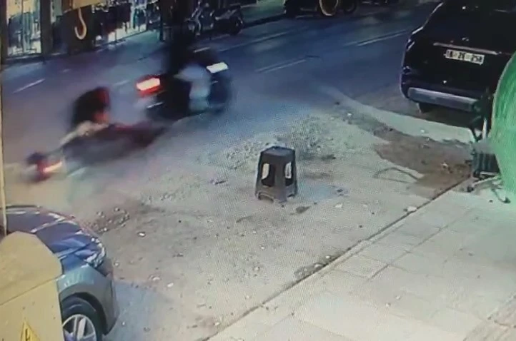 Çukurda dengesini kaybeden motosikletli düştü, o anlar kamerada