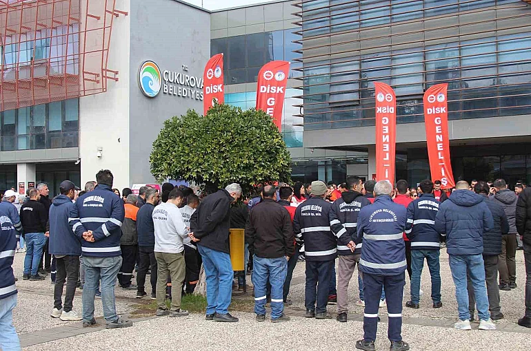 Çukurova Belediyesi’nde kriz: İşçiler alacakları için eylem yaptı 