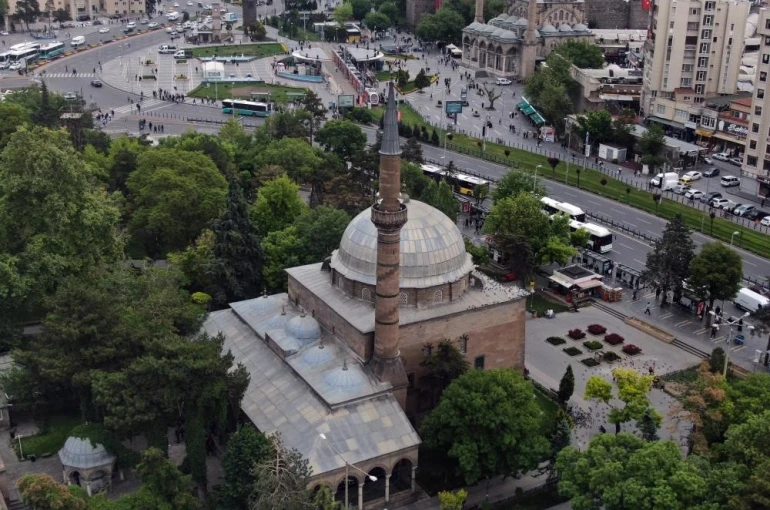 Cuma hutbesi: "Günümüzde çocuklarımız, çok yönlü bir kuşatma altındadır" 