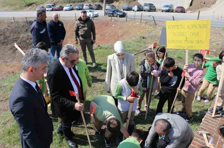 Cumayeri’nde fidanlar toprakla buluştu 