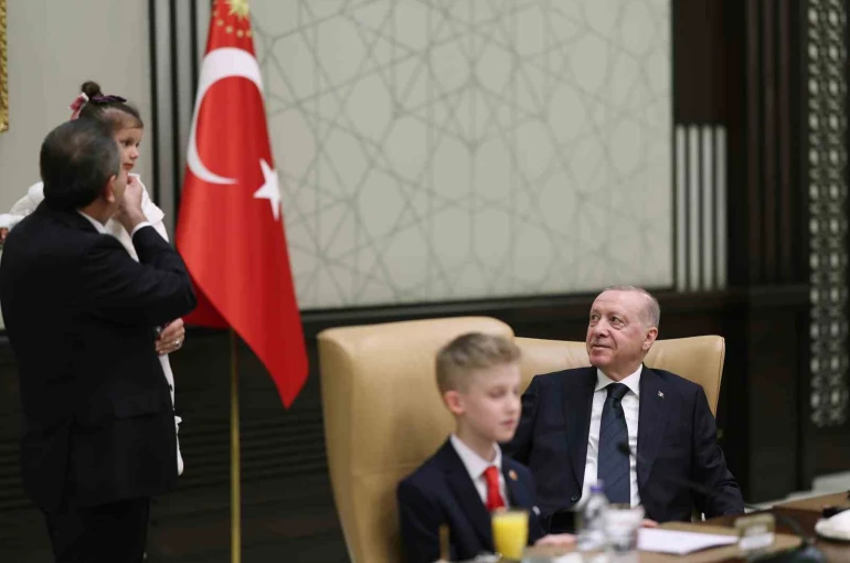 Cumhurbaşkanı Erdoğan, 23 Nisan’da koltuğunu Civan Boran’a devretti 