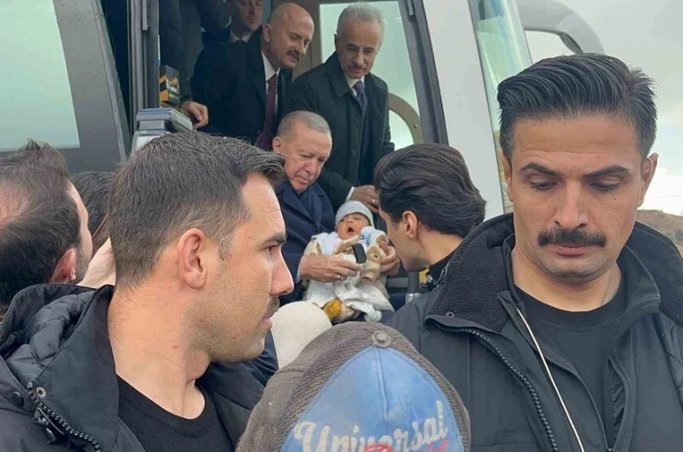 Cumhurbaşkanı Erdoğan, 4 aylık bebeği görünce konvoyu durdurdu 